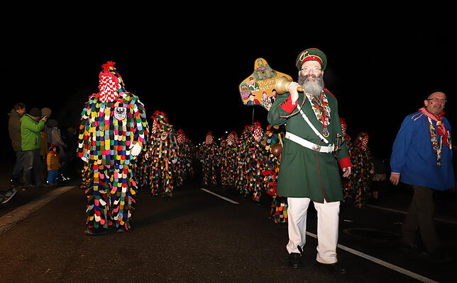 Die Stegstrecker-Zunft aus Pfullendorf, vorab mit der "Narrenbolizei", präsentierte sich mit einer großen Truppe.