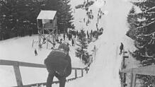 Ein Springer im Anlauf auf der letzten Skisprungschanze in St. Georgen.
