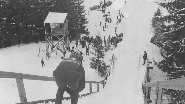 Ein Springer im Anlauf auf der letzten Skisprungschanze in St. Georgen.