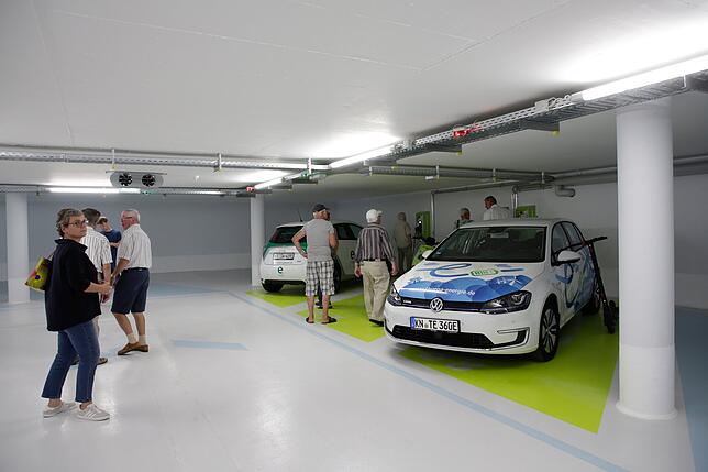 Weiße Säulen tragen das Gebäude, blaue und grüne Flächen markieren die Stellplätze: Die Garage leuchtet in hellen Farben. Hier zu sehen ...