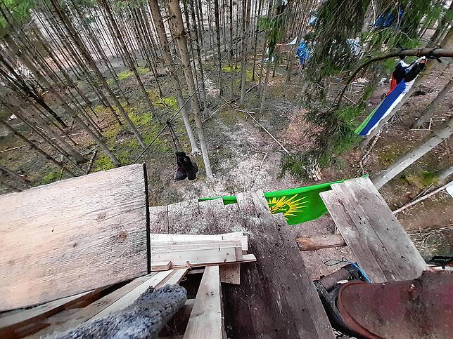 Blick nach unten: Dieses Baumhaus ist etwa acht Meter hoch.