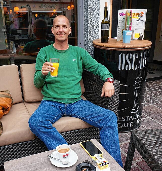 Großer Genießer: Uwe Emig aus Waldshut saß drei Stunden und 6 Minuten vor dem „Oscar‘s“ in Waldshut, er genoss es in ...