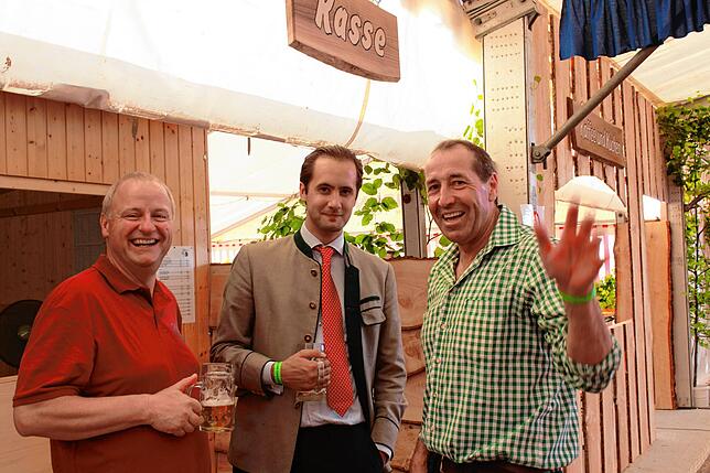 Andreas Fritschi, Präsident des MV Orsingen, Graf Leopold Douglas, Schirrmherr des Verbandsmusikfestes, und Gemeinderat Stefan Stemmer ...