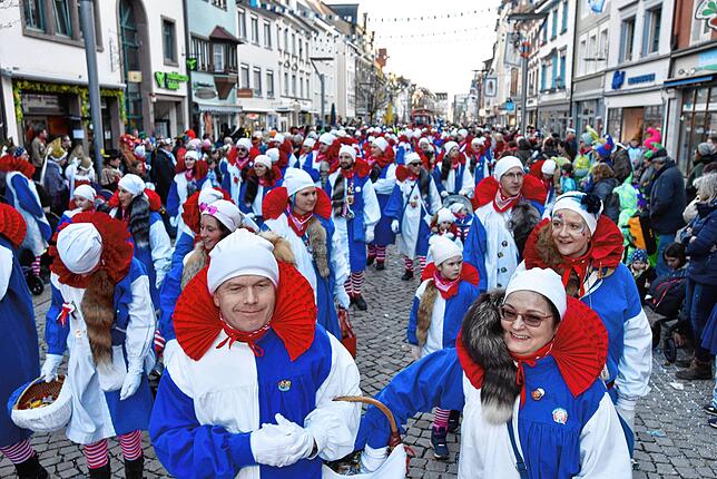 Bild 24: Fasnetmontag in Villingen: Bilder vom blau-weißen  Glonkiumzug