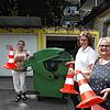Pflegedienstleiterin Carina Schlenker, Heimleiterin Daniela Schumpp und Pflegedienstleiterin Marina Pfemfert (von links) vor den Garagen ...