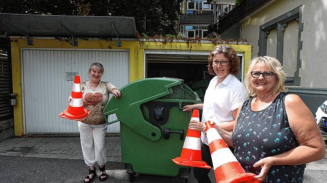 Pflegedienstleiterin Carina Schlenker, Heimleiterin Daniela Schumpp und Pflegedienstleiterin Marina Pfemfert (von links) vor den Garagen ...