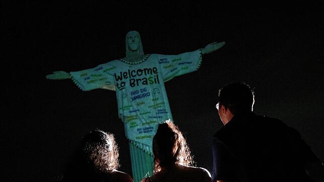 Die Christus-Erlöser-Statue in Rio de Janeiro, Brasilien, ist mit einer Willkommensbotschaft für die US-amerikanische Sängerin Taylor ...