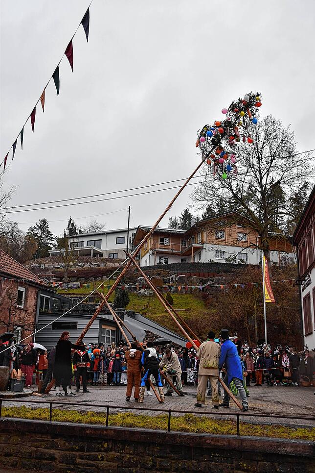 Die Narrenzunft Fischbach packt mit vereinten Kräften an.