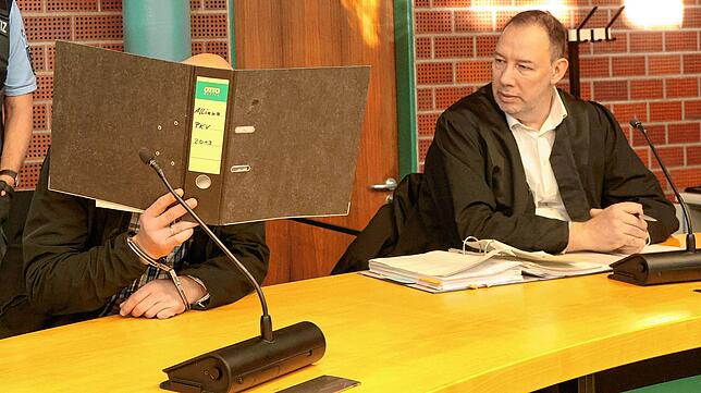 Mike W. wird von Pflichtverteidiger Marc Decker aus Krefeld vertreten.