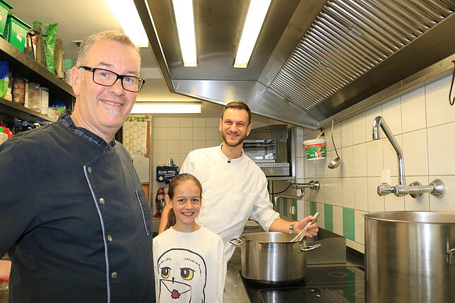 Ein Meister am Herd ist Michael Messmer, der auch Großmutters Rezepte serviert, kreiert mir regionalen Produkten und mit Wildkräutern ...