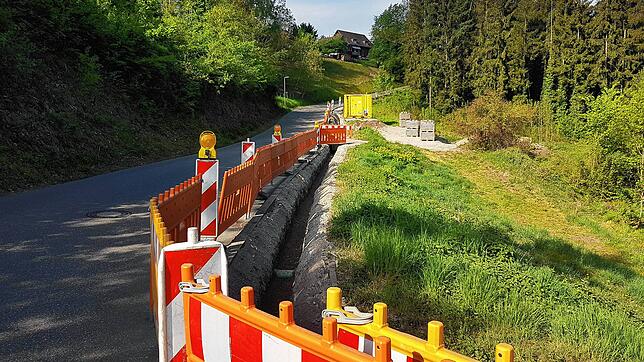 Der fünfte Bauabschnitt des Breitbandausbaus im Steinatal ist in vollem Gange, wie hier an der Straße Richtung Muhren.
