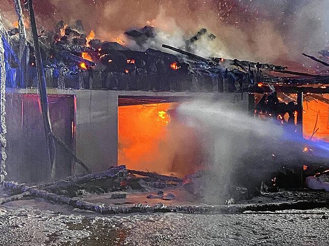 Bis in die frühen Morgenstunden hinein hatte die Feuerwehr versucht, den Brand im Lilienweg einzudämmen. Letzten Endes vergebens, der ...
