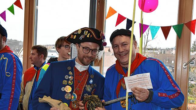Zunftmeister Andreas Bihler (links) bekam den Rathausschlüssel und ein Säckchen Münzen von Bürgermeister Alois Frtischi, der den ...