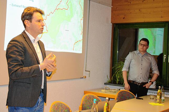 Der Regionalverband-Direktor Sebastian Wilske (links) und Energiequelle-Projektleiter Thomas Hopp informieren über den geplanten Bau von ...
