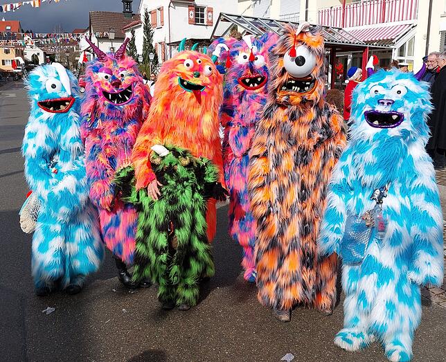 Eine schöne neue Narrengruppe sind die Monster unterm Bett aus Hegne – hier ein Teil der aus jungen Familien bestehenden privaten Gruppe.