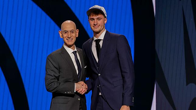Cooper Flagg (rechts) mit NBA-Boss Adam Silver. Flagg spielt künftig für die Dallas Mavericks.