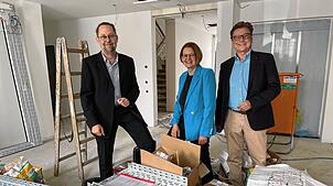 Besuch auf der Baustelle: Gottmadingens Bürgermeister Michael Klinger, MVZ-Geschäftsführerin Gabriele Dostal und Bürgermeister Thomas ...