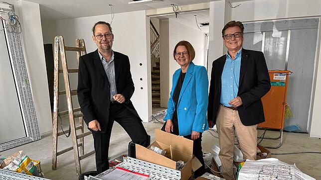 Besuch auf der Baustelle: Gottmadingens Bürgermeister Michael Klinger, MVZ-Geschäftsführerin Gabriele Dostal und Bürgermeister Thomas ...