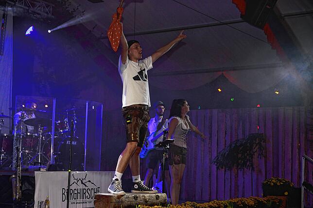 Die Berghirsche sorgen mit Partyhits für Stimmung im Festzelt. Die fünf Mann und ihre Frontfrau animieren die Besucher zum Mitfeiern.