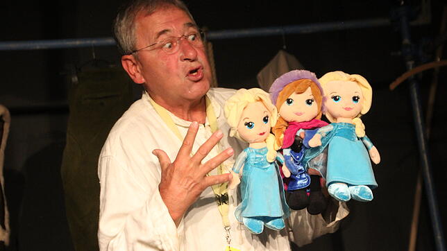 Hier spielt Henry Greif den Vogelfänger Papageno in Mozarts "Zauberflöte" im Theater am Turm.
