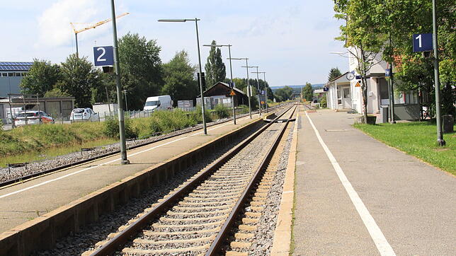 Dieser Steg zwischen den beiden Bahngleisen am Löffinger Bahnhof kann nicht barrierefrei zurückgebaut werden, sodass ein neuer Bahnsteig ...