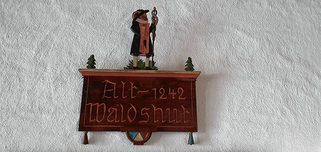In der Waldshuter Stadtscheuer hängt dieses Schild, das auf die Anfänge der Vereinigung Alt-Waldshut vor vielen Jahrhunderten hindeutet.