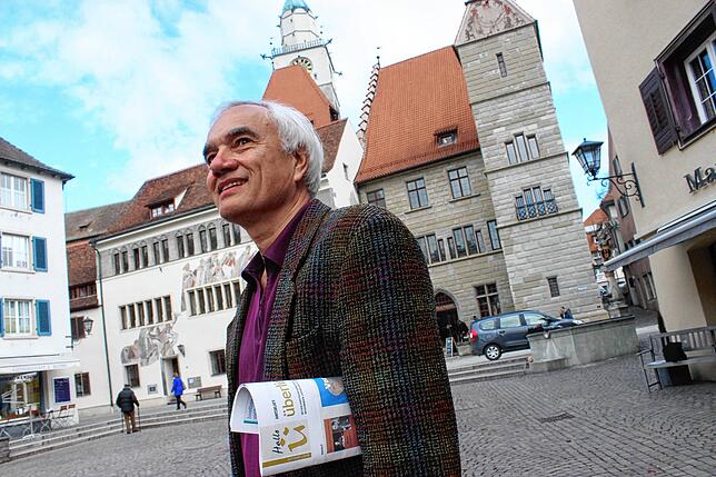 Roland Biniossek in einem Archivbild von 2016 vor dem Überlinger Rathaus, als er noch für die Partei Die Linke im Gemeinderat saß und ...