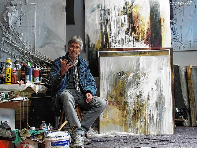 Der Singener Künstler Gero Hellmuth stellte schon 2016 (Archivbild) in seinen neuesten Arbeiten eine direkte Verbindung zwischen Flucht ...