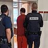 Der 34-jährige Angeklagte wird von zwei Justizbeamten in den großen Verhandlungssaal des Konstanzer Amtsgerichts geführt.