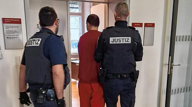 Der 34-jährige Angeklagte wird von zwei Justizbeamten in den großen Verhandlungssaal des Konstanzer Amtsgerichts geführt.
