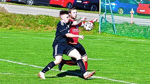 Bann gebrochen: Jonathan Gäng (vorn, im Hinspiel gegen Marius Müller) traf für den FC Dachsberg beim SV Berau zur Führung.