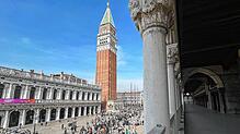 Blick vom Dogenpalast auf den Campanile im Zentrum von Venedig. An 29 Tagen in diesem Jahr müssen Besucher der Stadt Eintritt zahlen.