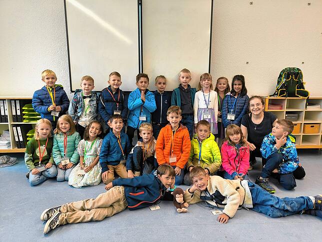 Klasse 1a: Die Erstklässler mit Klassenlehrerin Charlotte Pfaff