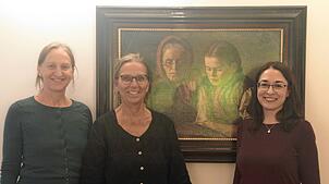 Sie bereiten die Jubiläumsausstellung vor (von links): Ausstellungsgestalterin Cornelia Wehle, Museumsleiterin Margret Köpfer und Nadine ...