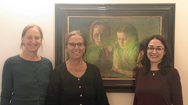 Sie bereiten die Jubiläumsausstellung vor (von links): Ausstellungsgestalterin Cornelia Wehle, Museumsleiterin Margret Köpfer und Nadine ...