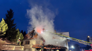 Bild : Wohnhaus an der Hauptstraße steht in Flammen
