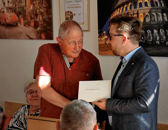 Erwin Hierholzer bekommt ein Geldpräsent von der Gemeinde Jestetten durch Bürgermeisterstellvertreter Vincent Ziegler überreicht.