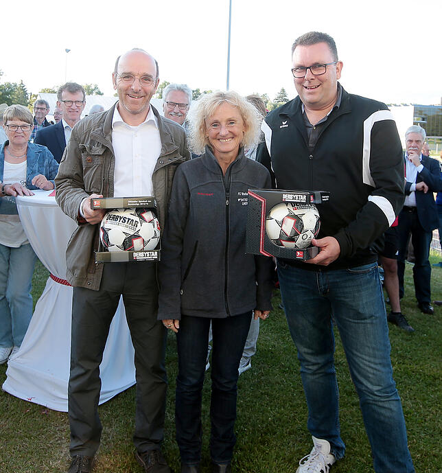 Gratulieren zum neuen Schmuckstück des SSC Donaueschingen: Susanne Engesser vom FC Wolterdingen (Bildmitte), Jugendleiter vom FC Pfohren ...