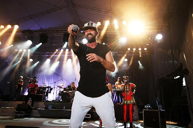 Der deutsche Reggae-Star Gentleman auf der Bühne auf dem Markdorfer Marktplatz. Eine gute Stunde sorgte er für Jamaika-Stimmung im ...