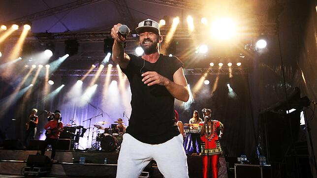 Der deutsche Reggae-Star Gentleman auf der Bühne auf dem Markdorfer Marktplatz. Eine gute Stunde sorgte er für Jamaika-Stimmung im ...