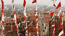 Fasnetsbändel aus nicht alltäglicher Perspektive am Oberen Tor.
