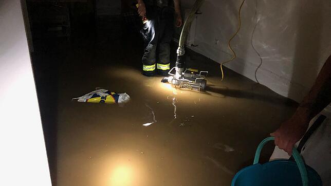 Eine brachiale Gewitterfront sorgt im Juni in Hüfingen für Schäden. Hier pumpen Feuerwehrleute einen Keller in Hausen vor Wald aus.
