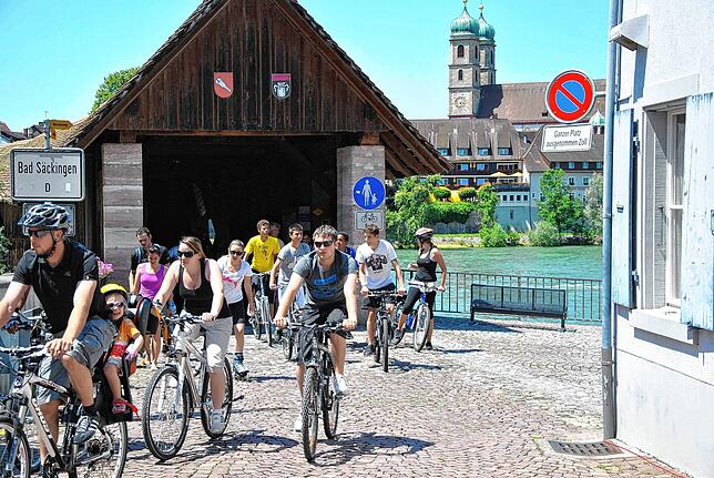 Über die alte Holzbrücke geht es weiter nach Stein, Münchwilen und Sisseln.