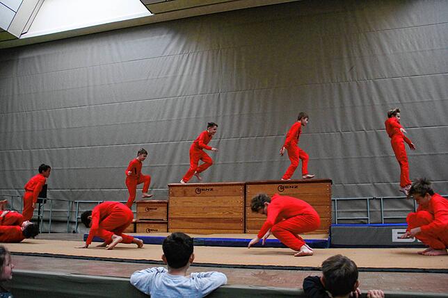 Bild 14: Die Erzinger Sporthalle wurde zum magischen Weihnachtszirkus!