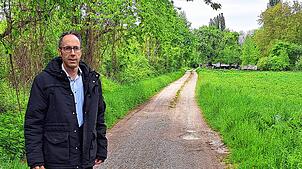 Bürgermeister Frank zeigt, wo künftig der Radweg zwischen Engen und Neuhausen verlaufen soll. Dafür muss eigentlich nur ein Schotterweg ...