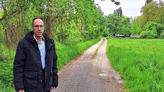 Bürgermeister Frank zeigt, wo künftig der Radweg zwischen Engen und Neuhausen verlaufen soll. Dafür muss eigentlich nur ein Schotterweg ...