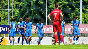 Nick Zimmerer (rotes Trikot) und der SC Pfullendorf verlieren gegen den FC Denzlingen.