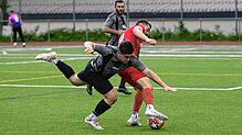 Gestolpert: Niko Meier (vorn, gegen Leon Hesselbarth) und der FC Hochrhein haben beim FC Schönau ihren starken Auftritt vom 1:1 bei der ...