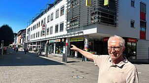 Der ehemalige Stadtbaumeister Michael Rohrer zeigt, wo vor 25 Jahren das Vereinshaus stand, dann abgerissen wurde und an derselben ...