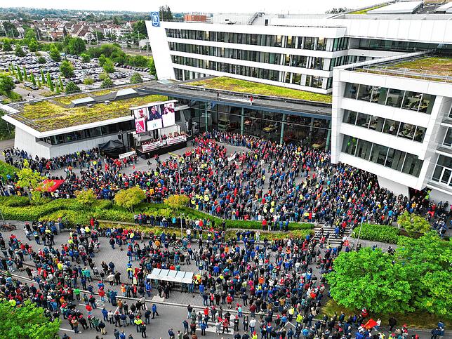 Mitarbeiter der ZF Friedrichshafen demonstrierten im Juli vor dem Forum des Konzerns in Friedrichshafen.